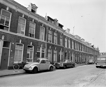855967 Gezicht op de voorgevels van de woningen Sumatrastraat 19bis (links)-lager te Utrecht.
